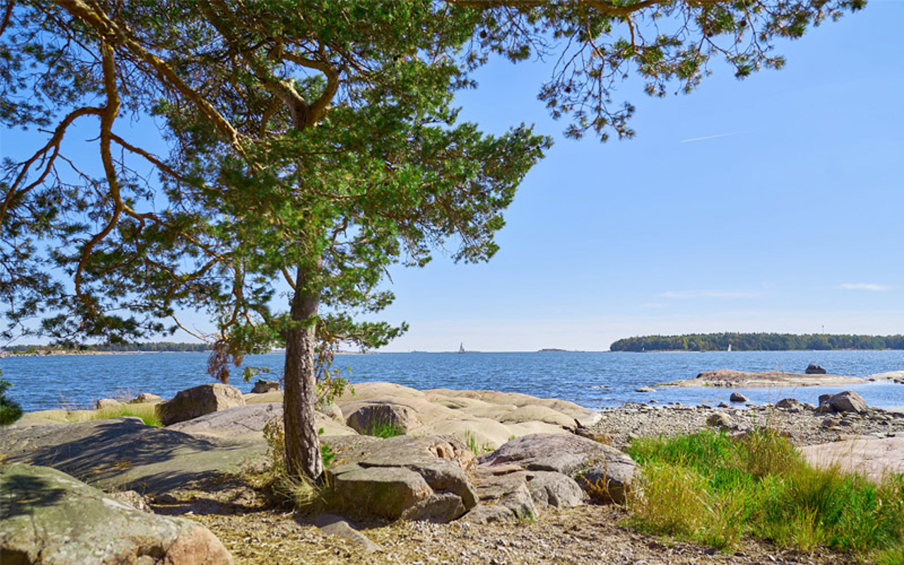 Valokuvanäkymä Helsingin Lauttasaaren merenranta kallioista kesällä 2025