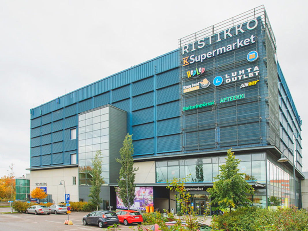 Kauppakeskus Ristikon julkisivu Helsingin Konalassa.