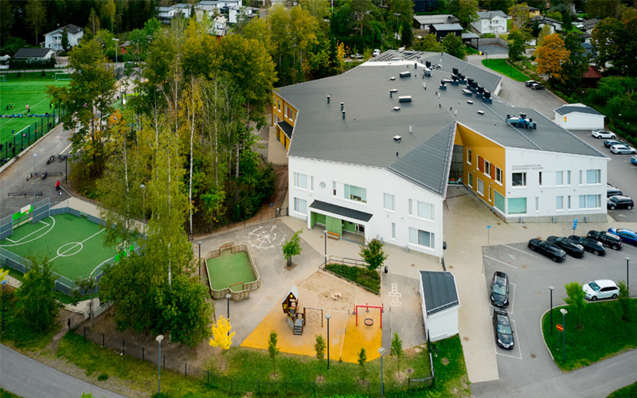 Valokuva Vanttilan koulusta kesällä 2025