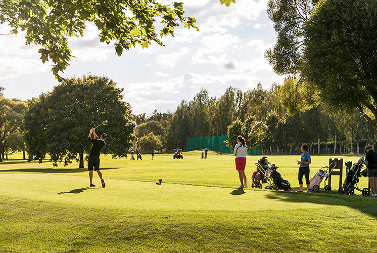 Helsingin Talin golf-kentällä pelaajia.