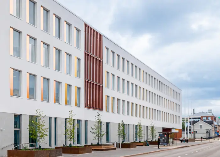 Julkisivukuva Hartelan rakentamasta Oulun oikeustalon uudesta vaaleasta rakennuksesta.