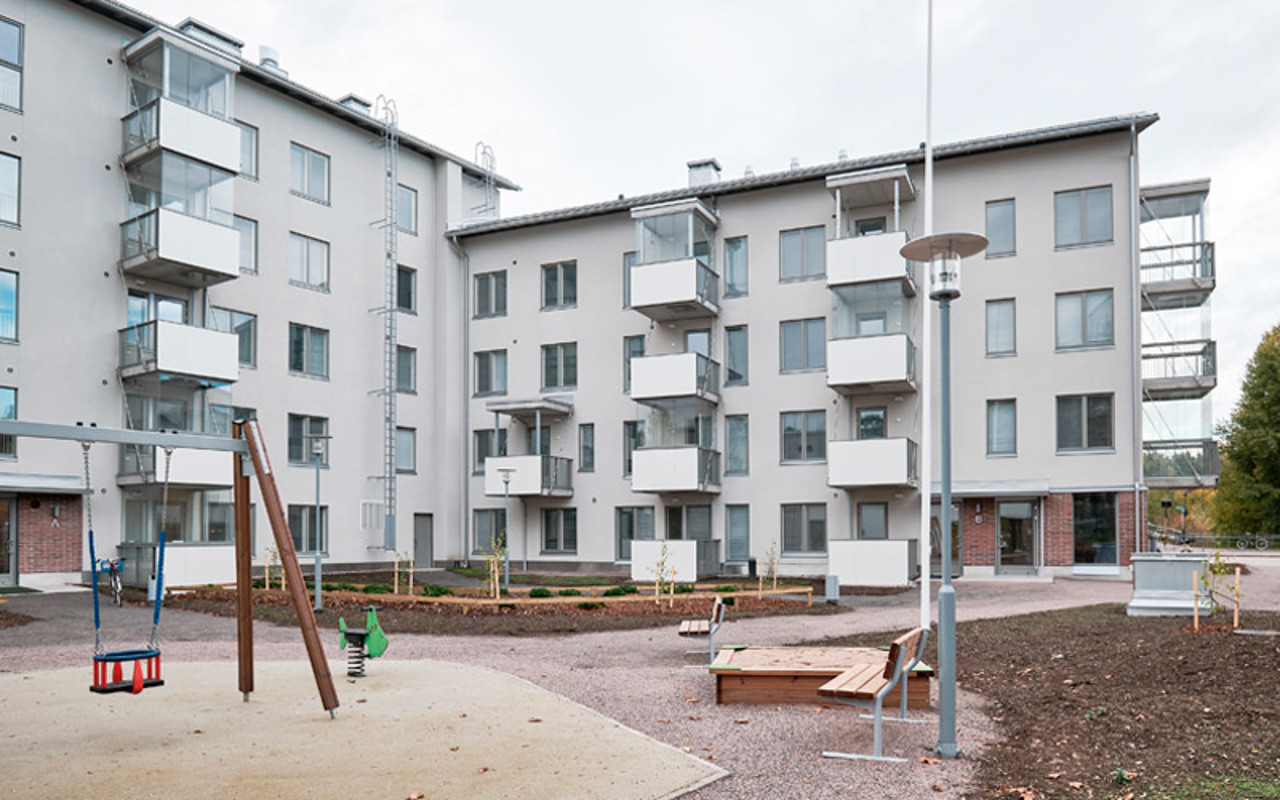 Valokuva Siveltimen sisäpihasta ja A- ja B-rapun julkisivusta