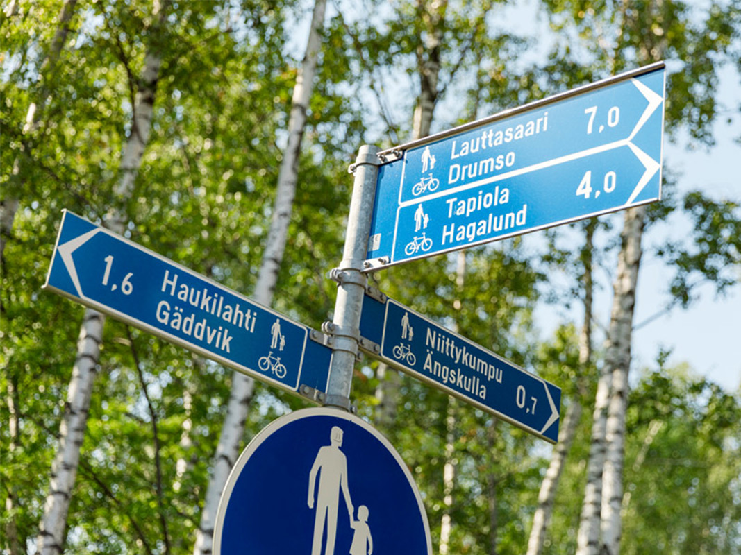 Etäisyyksiä lähiseuduille Espoon Niittykummun liikennemerkissä.