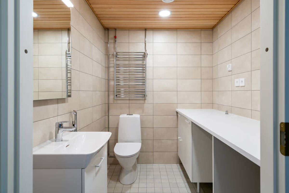 Näkymä Myyrin Tähden asunnon A64 kodinhoito- ja wc-tilaan
