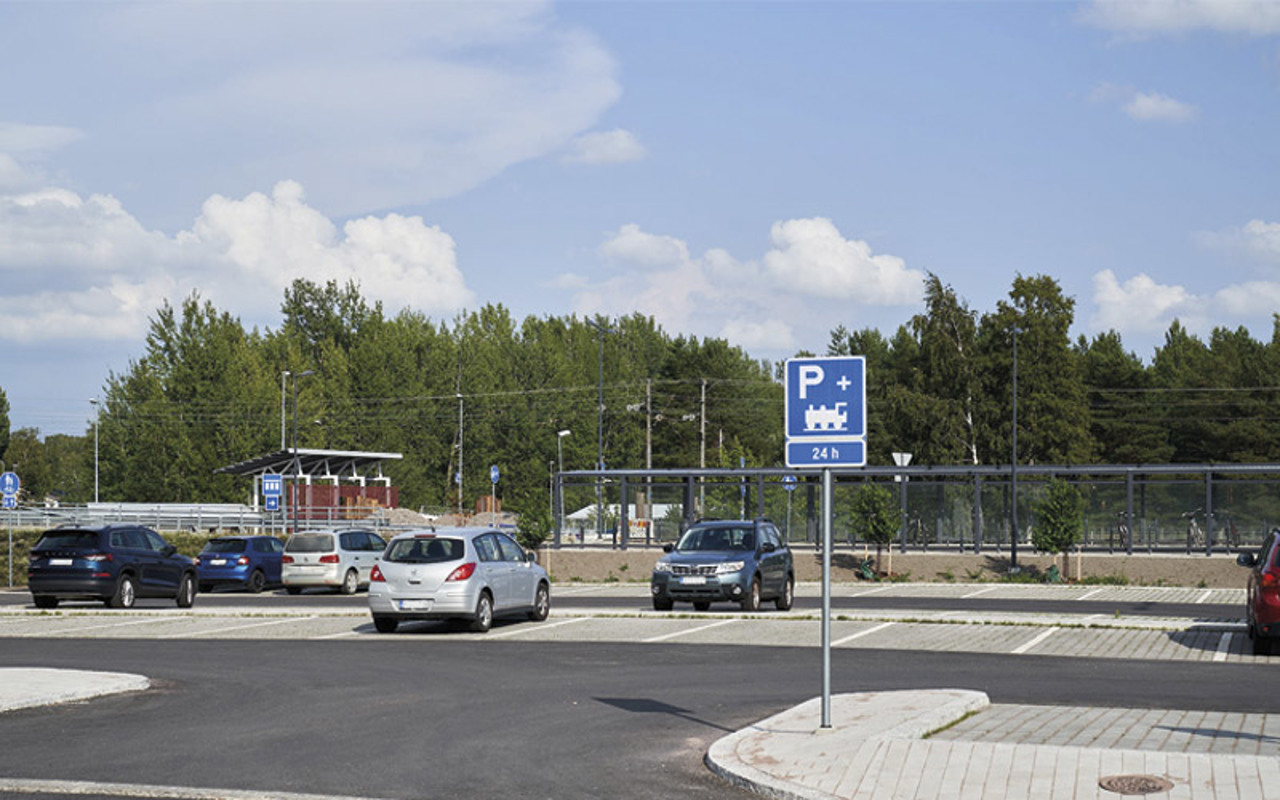 Valokuva Järvenpään Ainolan liityntäpysäköinnistä